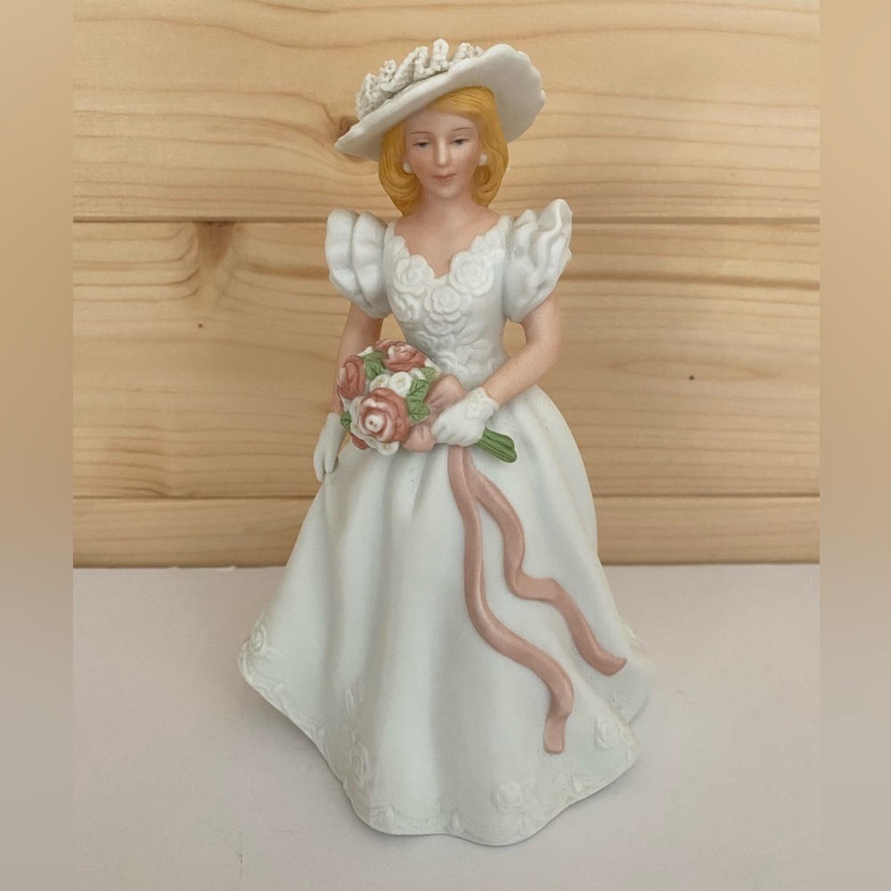Vintage 1986 AVON Summer Bride Figurine Porcelain Wedding Keepsake Bride